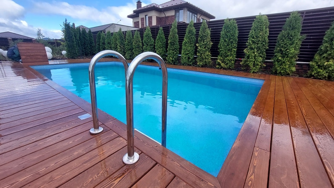 Уличный бассейн в частном доме