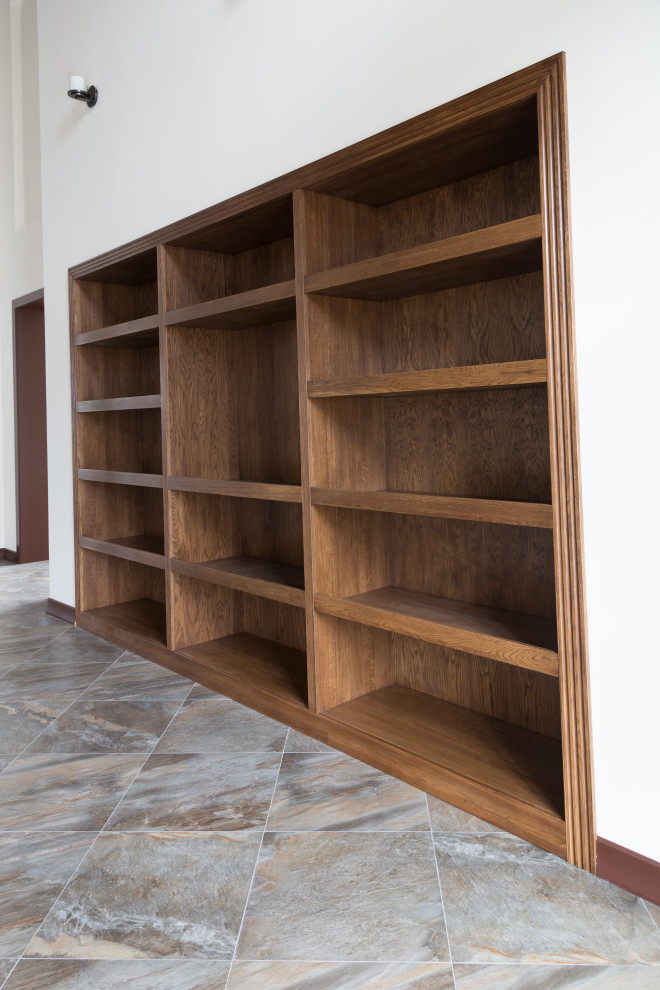 Встроенный открытый шкаф в каминной из дуба в масле