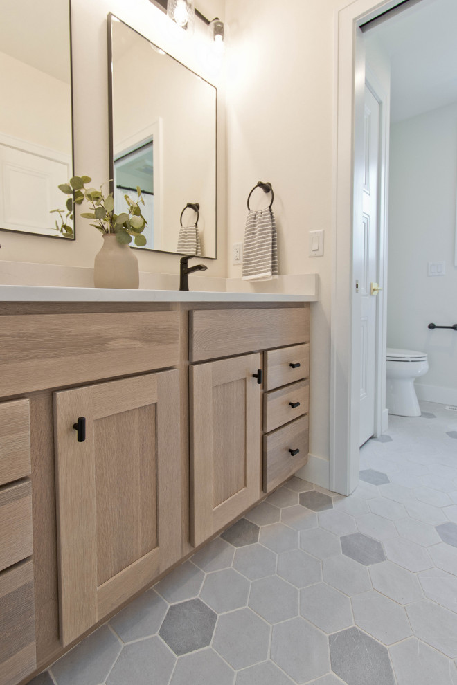 Ejemplo de cuarto de baño a medida moderno con armarios con paneles empotrados, puertas de armario de madera clara, suelo de baldosas de porcelana, encimera de cuarzo compacto, suelo gris, encimeras blancas y cuarto de baño