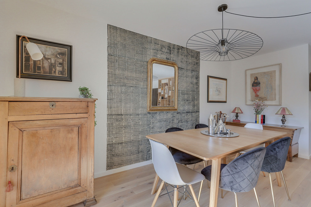 Mid-sized contemporary dining room in Paris.