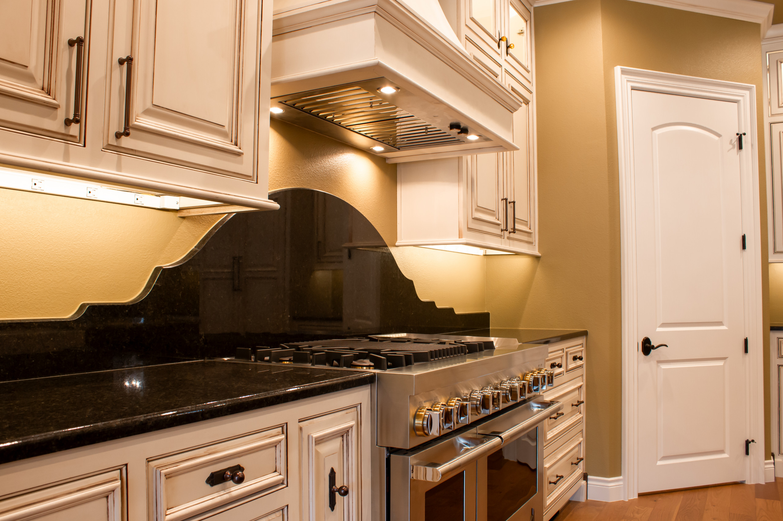 Slocum Custom Home - Kitchen & Wet Bar