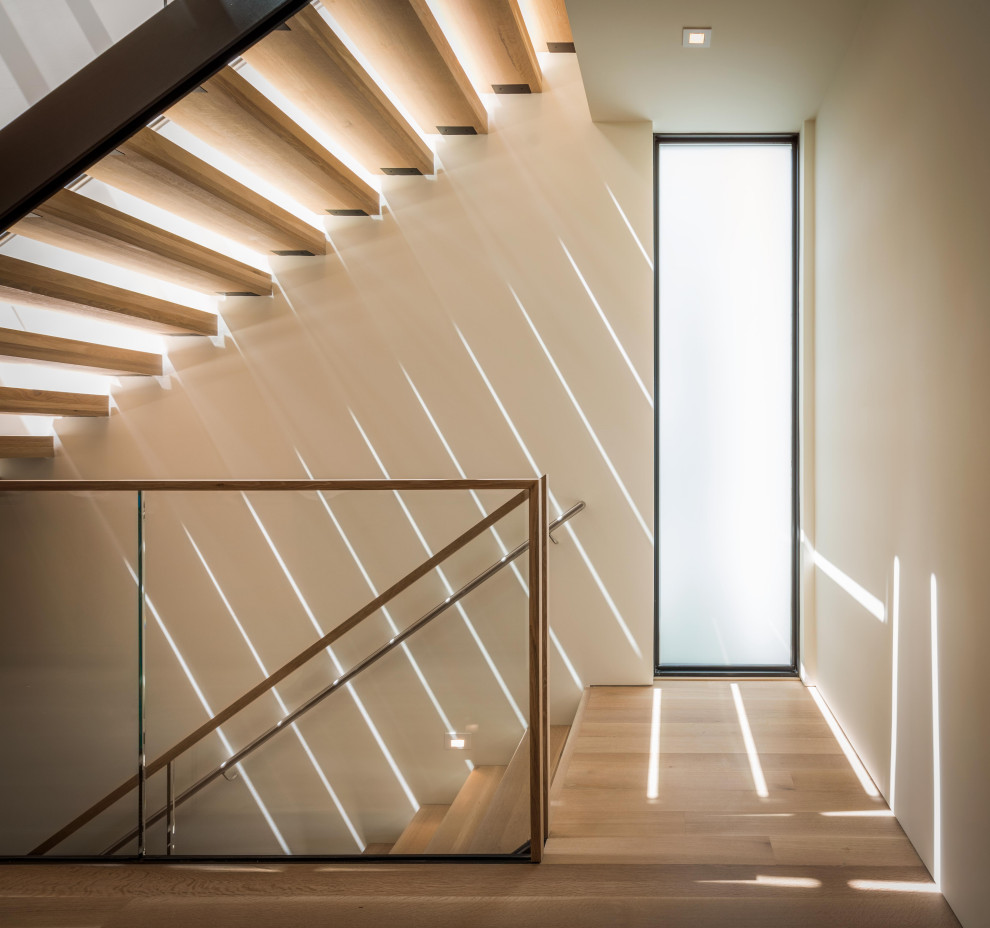 Idées déco pour un escalier sans contremarche droit contemporain avec des marches en bois et un garde-corps en matériaux mixtes.