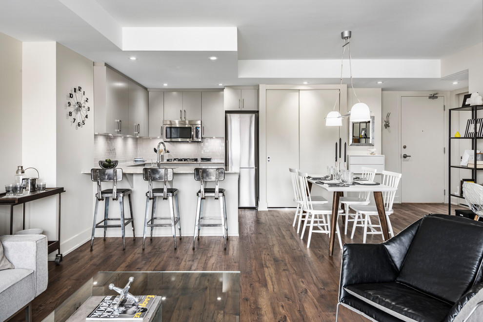 Inspiration for a transitional home design remodel in Ottawa