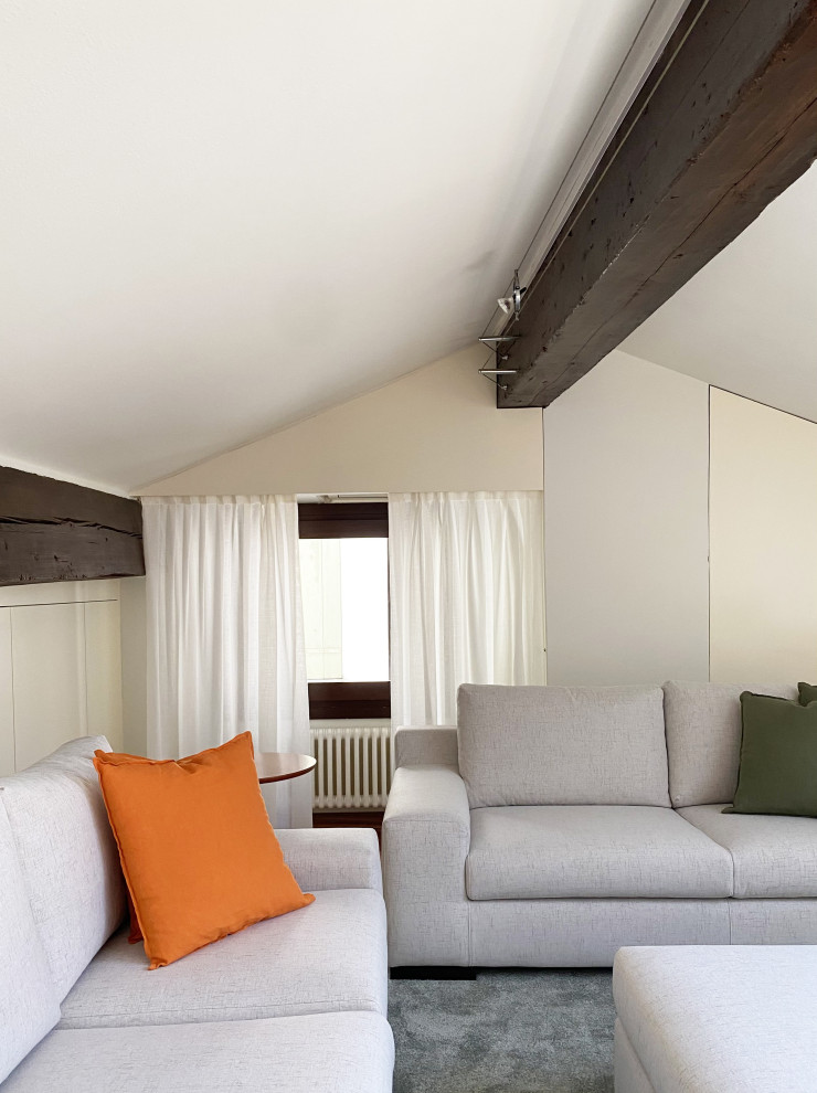 Foto di un soggiorno minimal di medie dimensioni e stile loft con sala formale, pareti bianche, pavimento in legno massello medio, pannellatura e con abbinamento di mobili antichi e moderni
