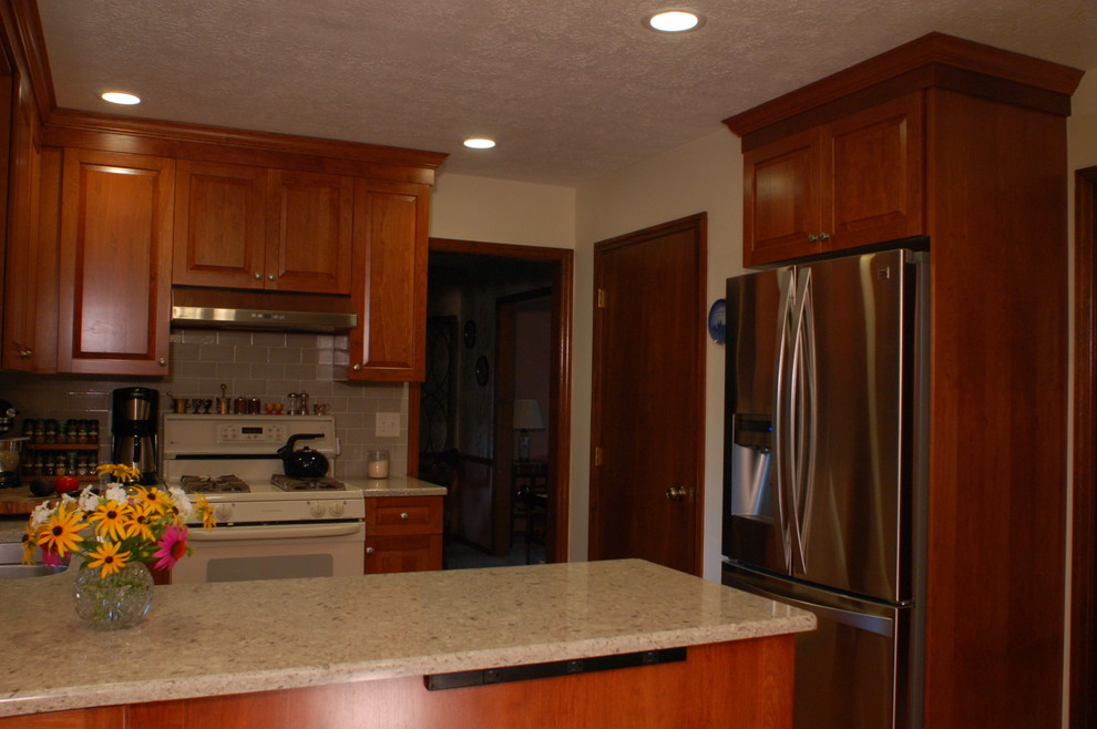 Small and Functional Traditional Kitchen Traditional Columbus by