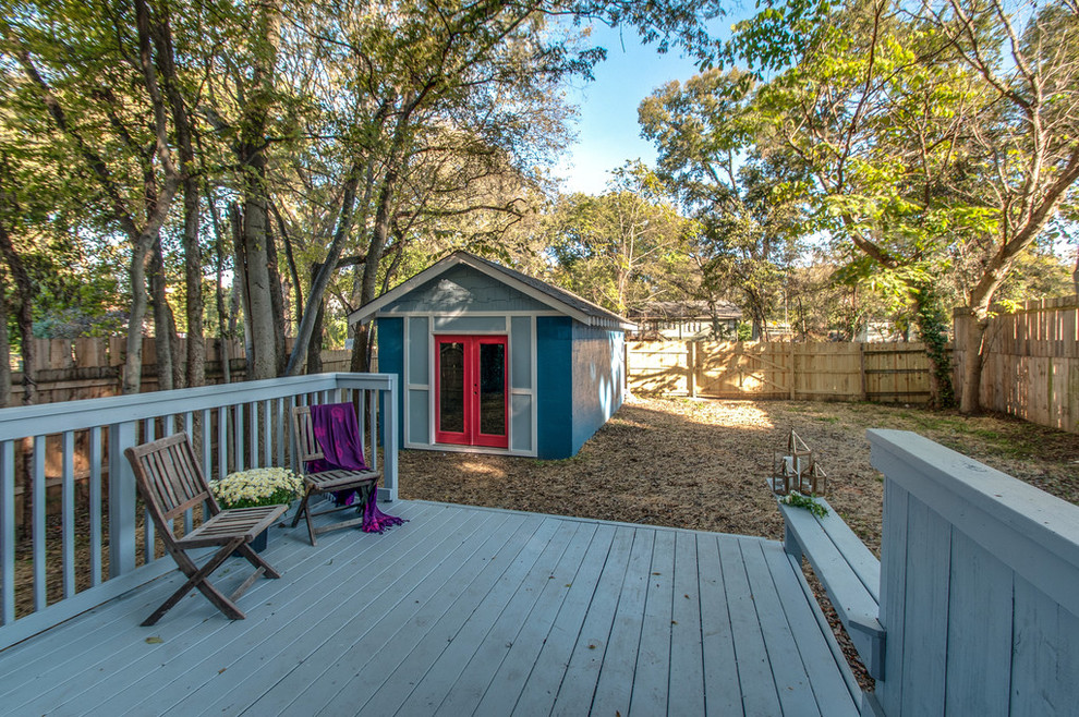 Photo of a mid-sized arts and crafts backyard deck in Nashville.