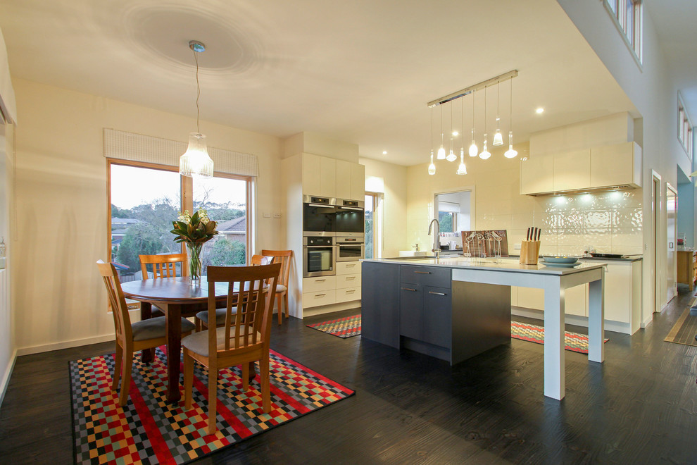 Photo of a contemporary kitchen in Melbourne.