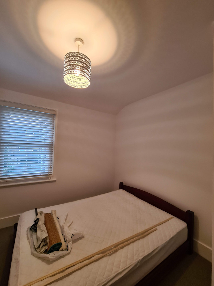 Foto de habitación de invitados tradicional renovada de tamaño medio sin chimenea con paredes blancas, moqueta, suelo beige y bandeja