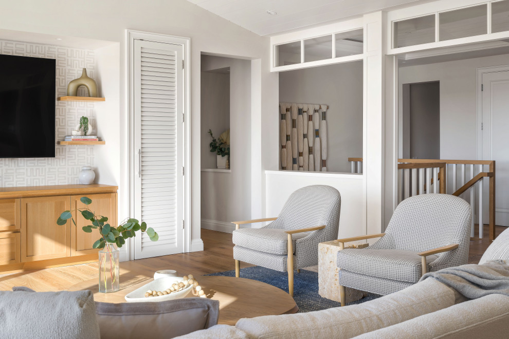 Idee per un soggiorno stile marino di medie dimensioni con parquet chiaro e soffitto a volta