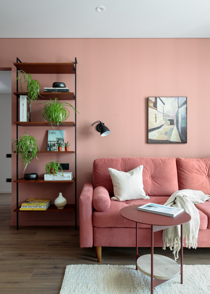 Bild på ett mellanstort minimalistiskt vardagsrum, med rosa väggar, mellanmörkt trägolv och brunt golv