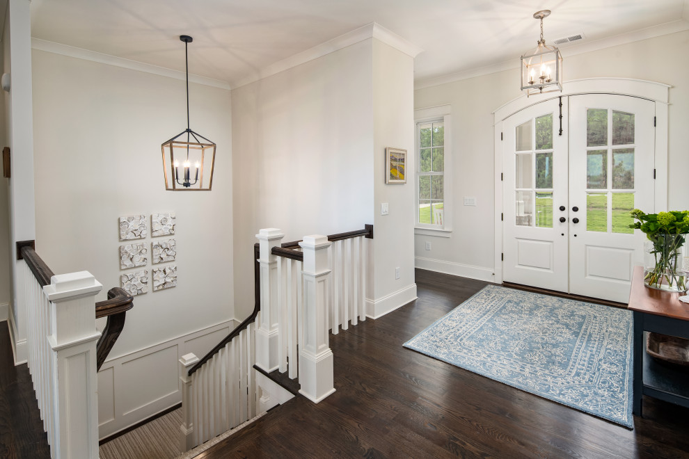 Mittelgroßes Klassisches Foyer mit weißer Wandfarbe, dunklem Holzboden, Doppeltür, weißer Haustür und braunem Boden in Atlanta
