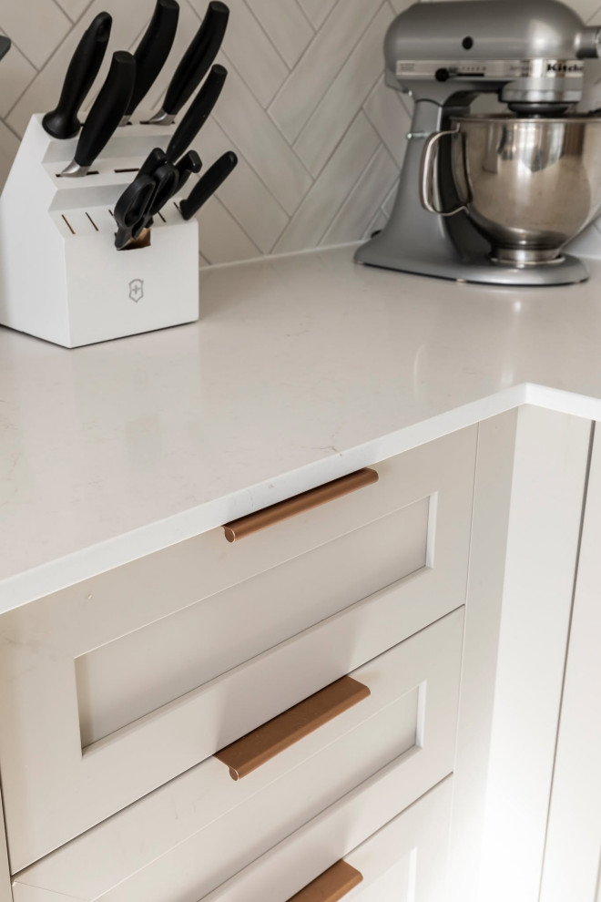 Bright Transitional Kitchen Blainville
