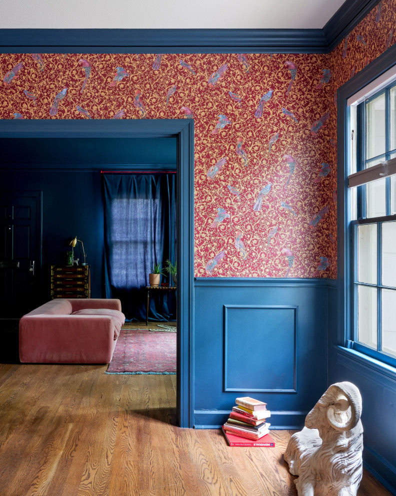 Moderne Wohnküche mit blauer Wandfarbe, braunem Holzboden, Kamin, Kaminumrandung aus Stein, eingelassener Decke, Tapetenwänden und braunem Boden in Austin