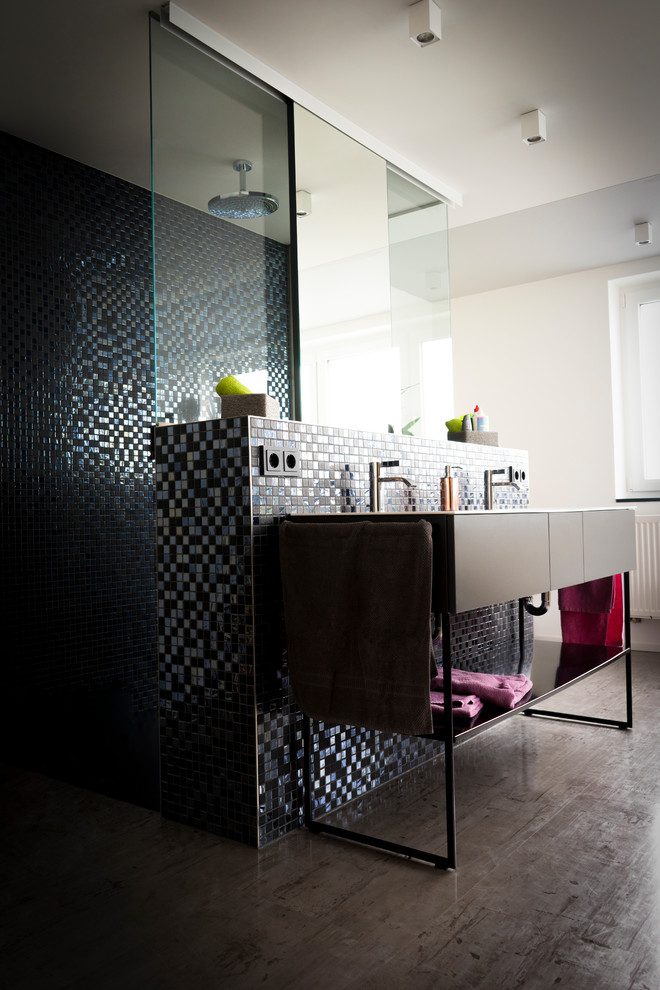 Contemporary 3/4 bathroom in Nuremberg with a freestanding tub, a curbless shower, a two-piece toilet, black tile, mosaic tile, white walls, linoleum floors, grey floor, an open shower, flat-panel cabinets and black cabinets.