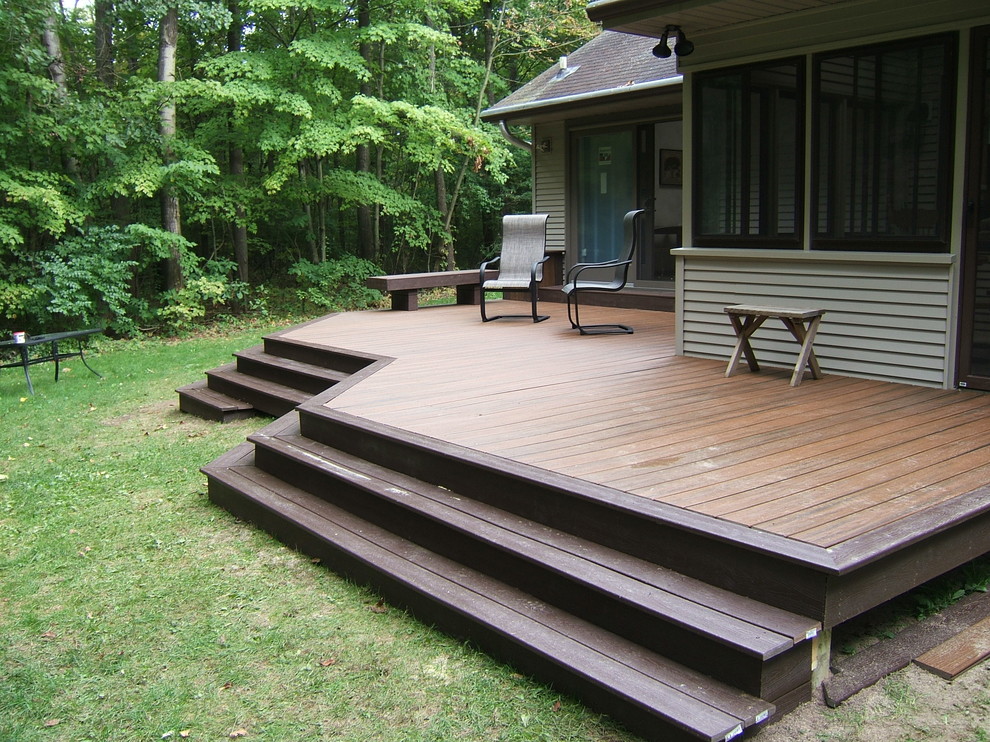 Example of a transitional deck design in Grand Rapids