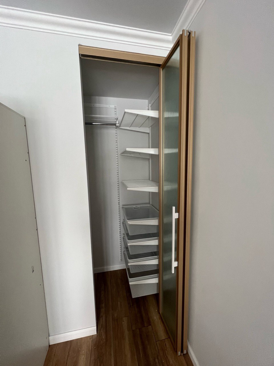 Складные подвесные двери для гардеробной