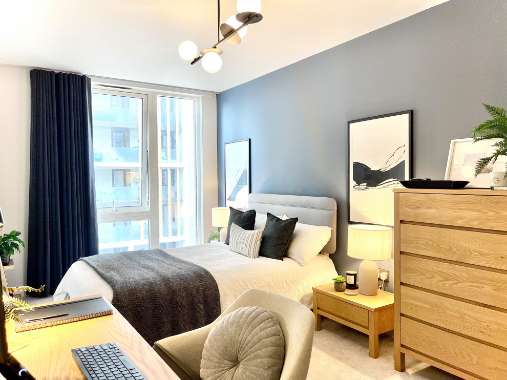 Exemple d'une chambre rétro de taille moyenne avec un mur bleu et un sol gris.