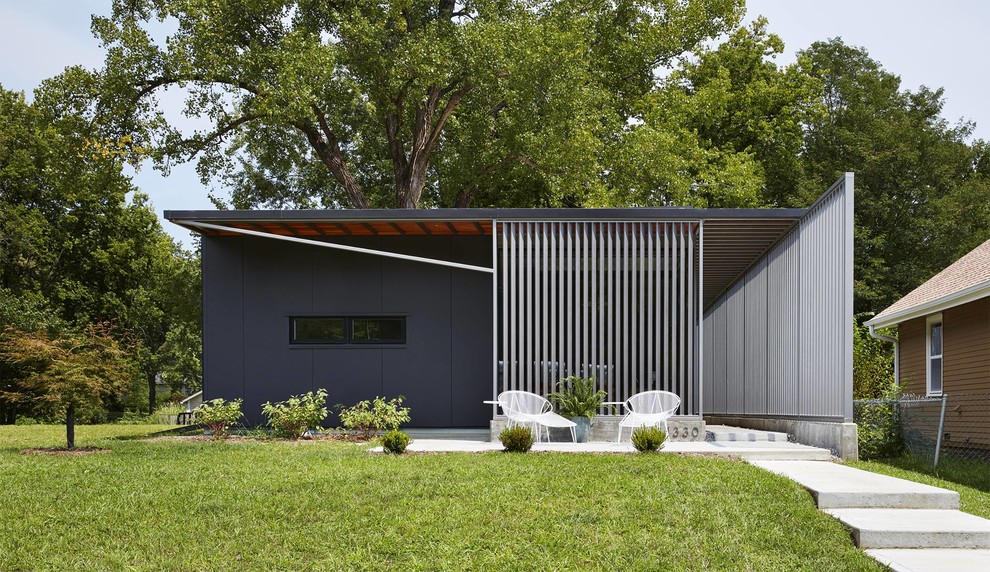 Contemporary one-storey grey house exterior in Denver with a flat roof.