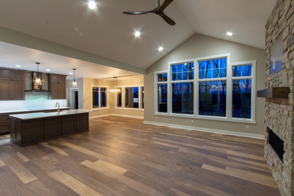 Transitional home design photo in Milwaukee