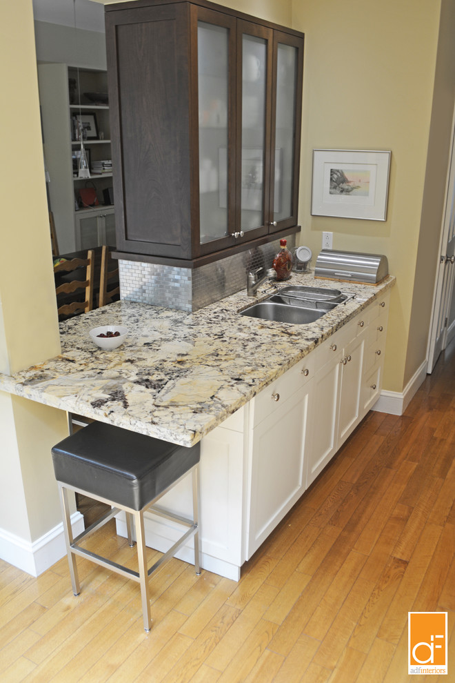 Transitional kitchen photo in Toronto