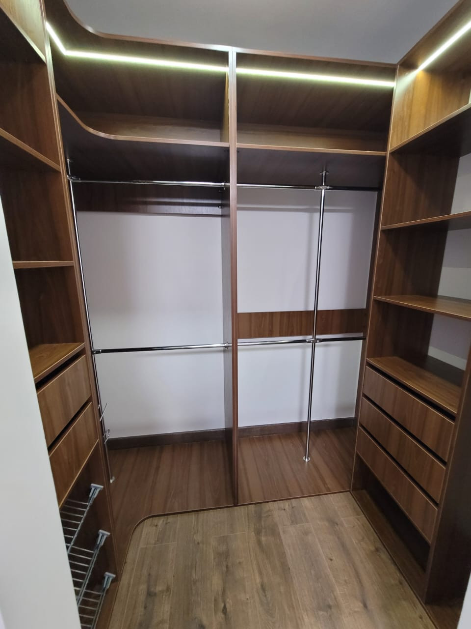 Гардеробные с подсветкой