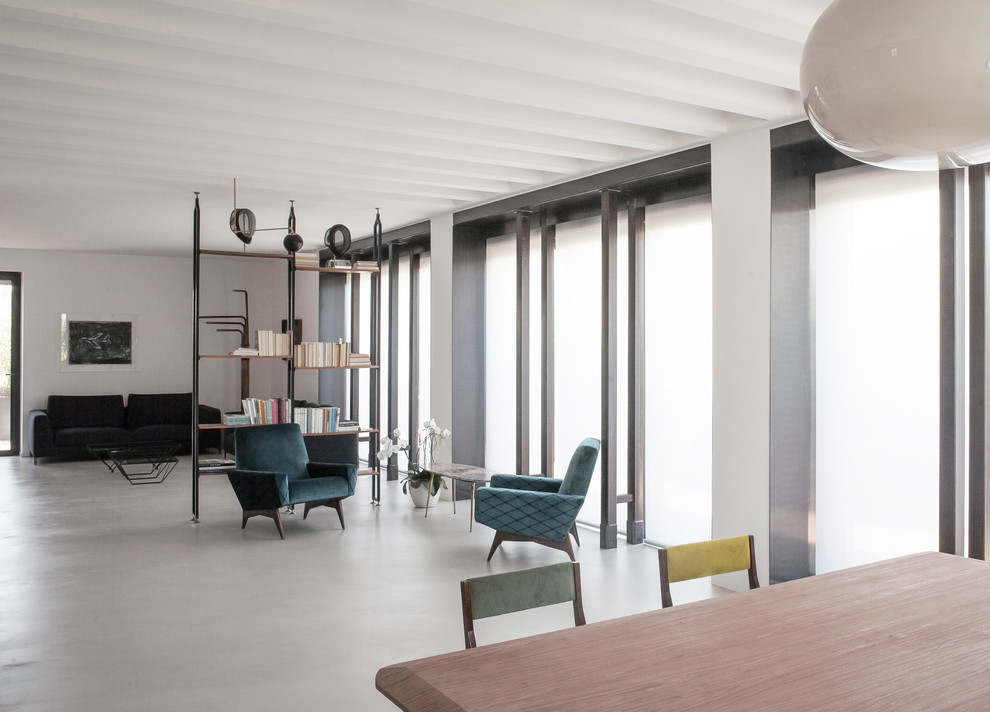 This is an example of an industrial living room in Bari.
