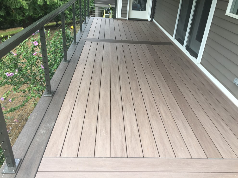 Photo of a midcentury deck in Seattle.