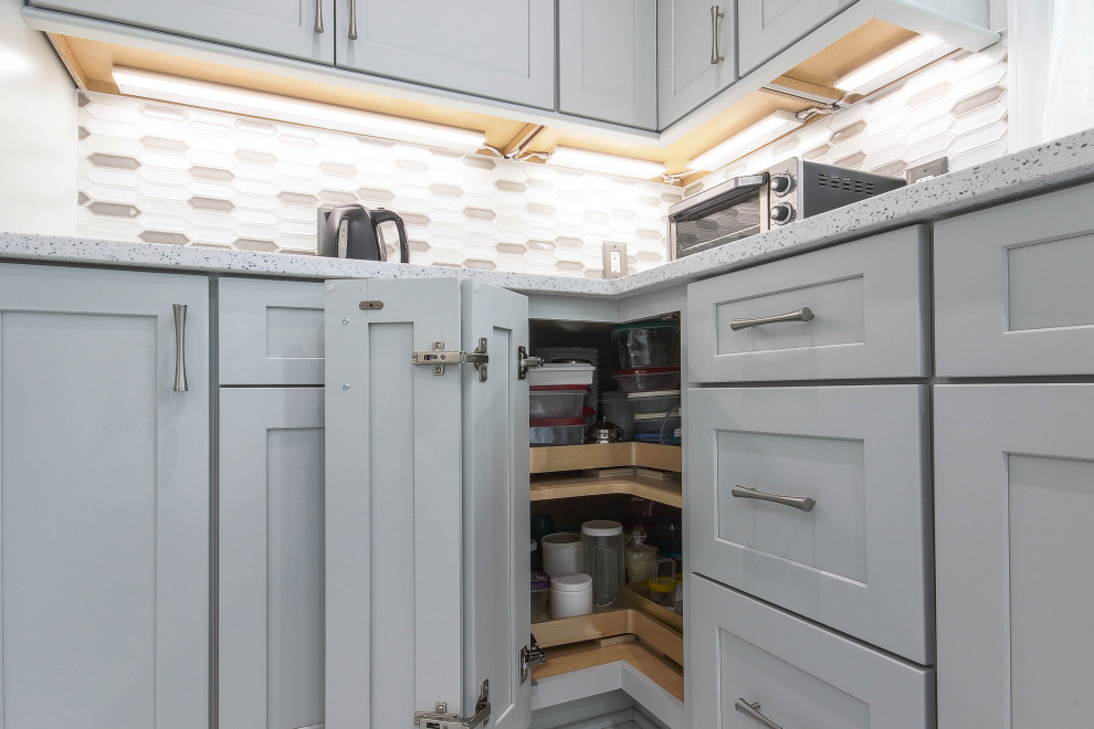 Kitchen - transitional kitchen idea