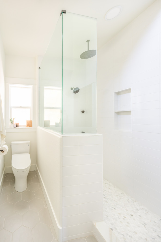 Réalisation d'une salle de bain principale minimaliste de taille moyenne avec un placard à porte shaker, des portes de placard grises, une baignoire indépendante, une douche, un bidet, un carrelage blanc, des carreaux de béton, un mur blanc, un sol en carrelage de céramique, un lavabo posé, un plan de toilette en quartz modifié, un sol gris, aucune cabine, un plan de toilette blanc, une niche, meuble double vasque et meuble-lavabo sur pied.