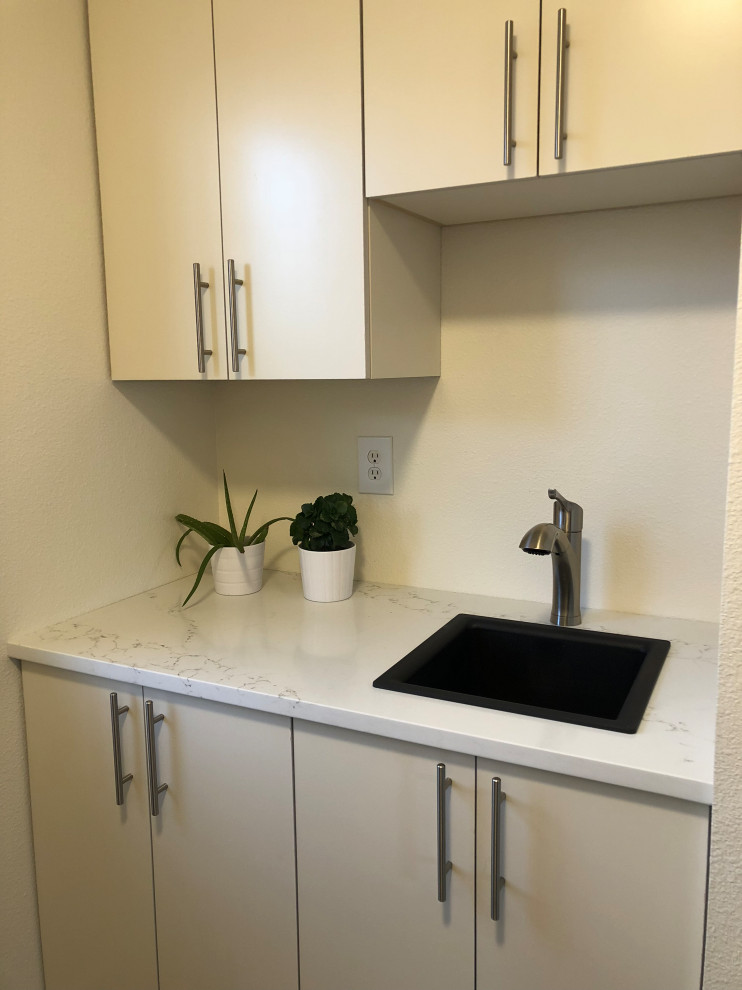 Laundry room - transitional laundry room idea in Denver