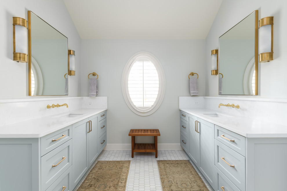 Пример оригинального дизайна: главная ванная комната среднего размера в стиле неоклассика (современная классика) с серыми фасадами, отдельно стоящей ванной, открытым душем, раздельным унитазом, белой плиткой, керамической плиткой, серыми стенами, мраморным полом, врезной раковиной, столешницей из искусственного кварца, серым полом, душем с распашными дверями, белой столешницей, сиденьем для душа, тумбой под две раковины, встроенной тумбой и фасадами в стиле шейкер