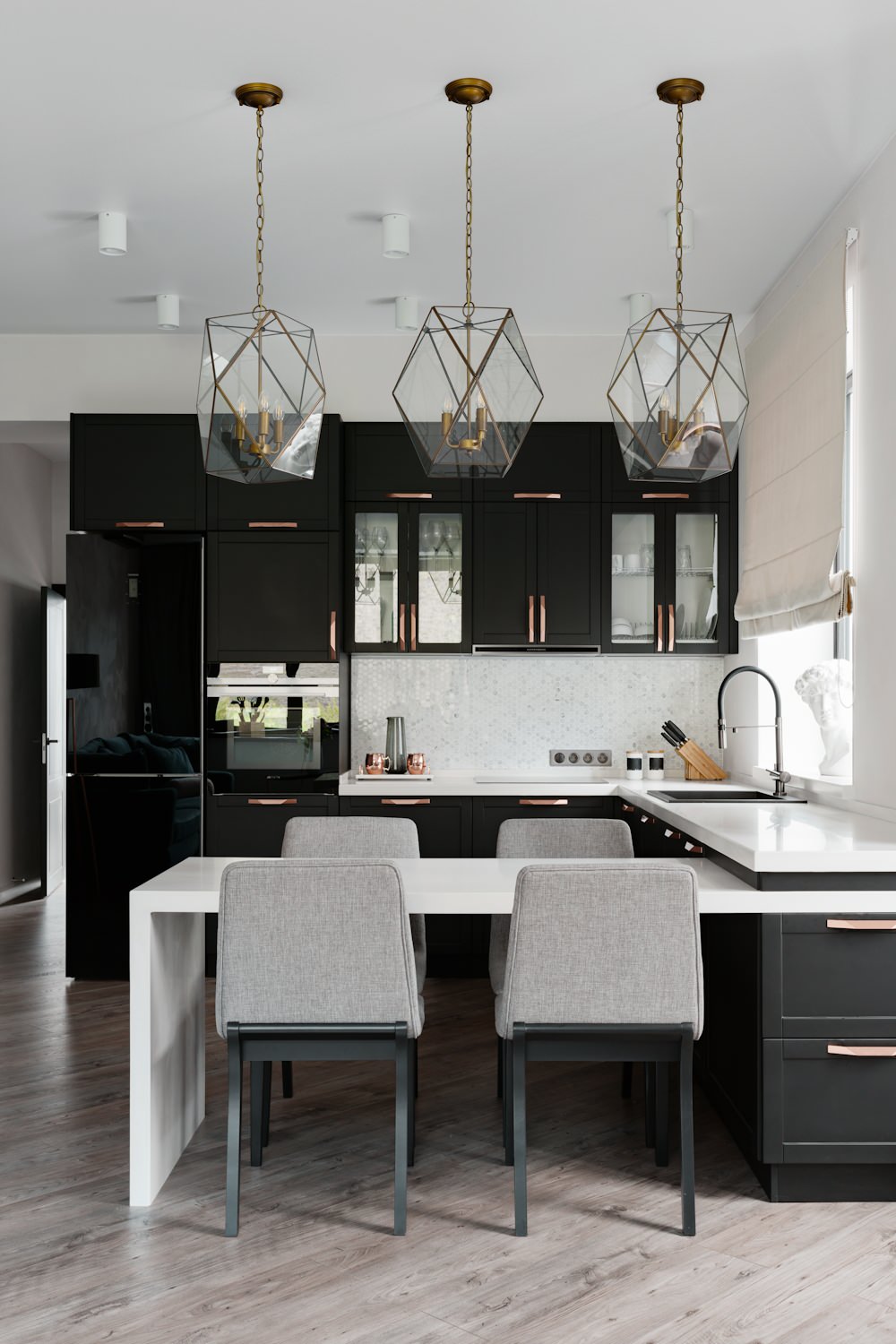Стильная кухня в черном цвете