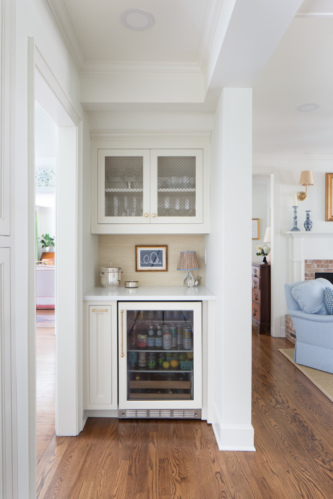 Inspiration for a timeless home bar remodel