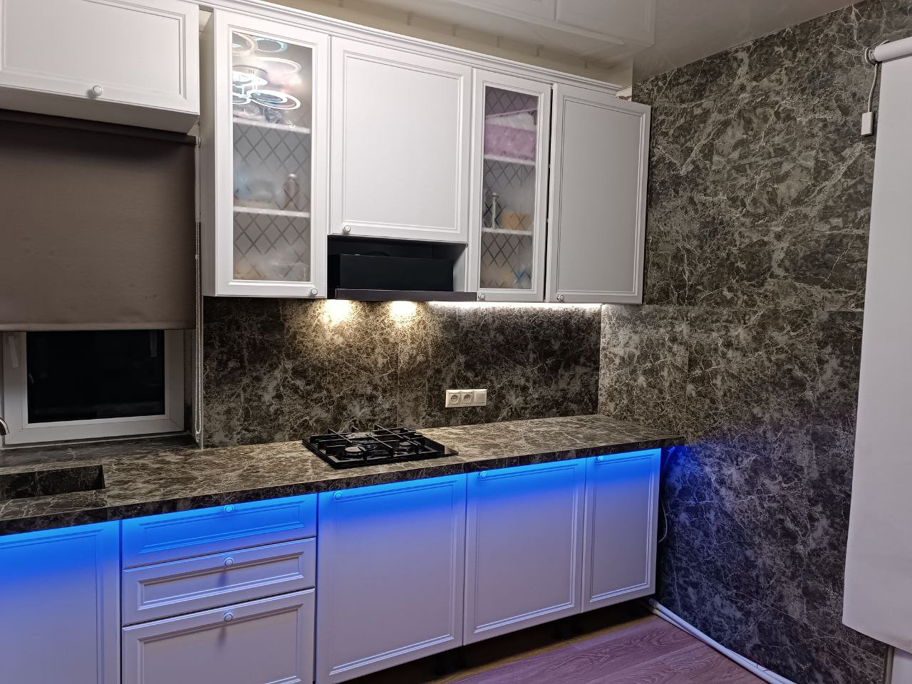 Неоклассика с современными акцентами / Каменная текстура / Эффектная подсветка