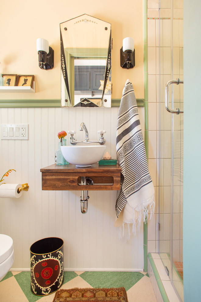 Idéer för ett litet eklektiskt badrum med dusch, med en dusch i en alkov, en toalettstol med hel cisternkåpa, beige väggar, linoleumgolv, ett fristående handfat, träbänkskiva, grönt golv och dusch med gångjärnsdörr