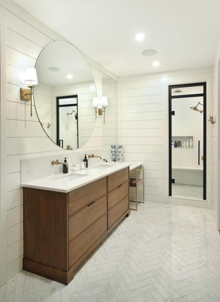 Idéer för mellanstora lantliga en-suite badrum, med luckor med infälld panel, skåp i mellenmörkt trä, vita väggar, ett undermonterad handfat och bänkskiva i kvartsit