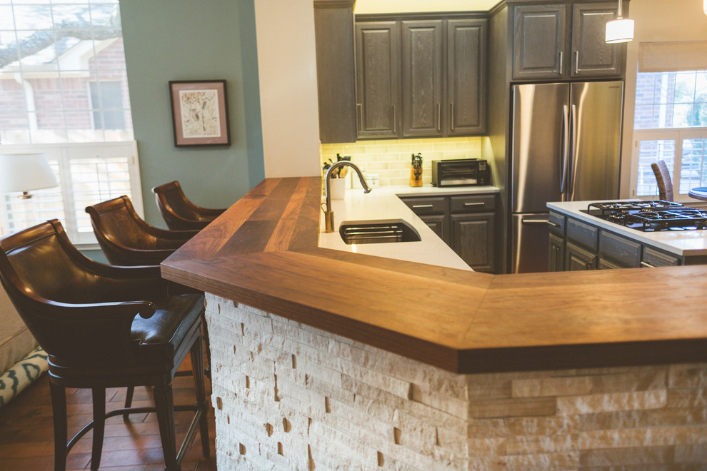 Transitional kitchen photo in Austin