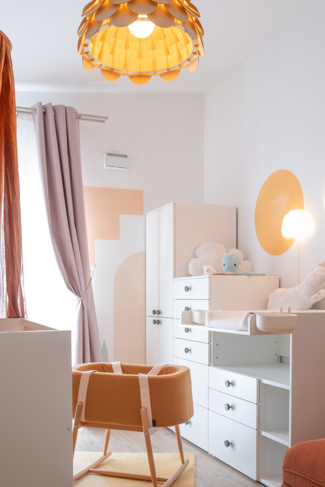 Réalisation d'une petite chambre de bébé neutre design avec un mur orange, parquet clair, un sol beige, un plafond en papier peint et du papier peint.