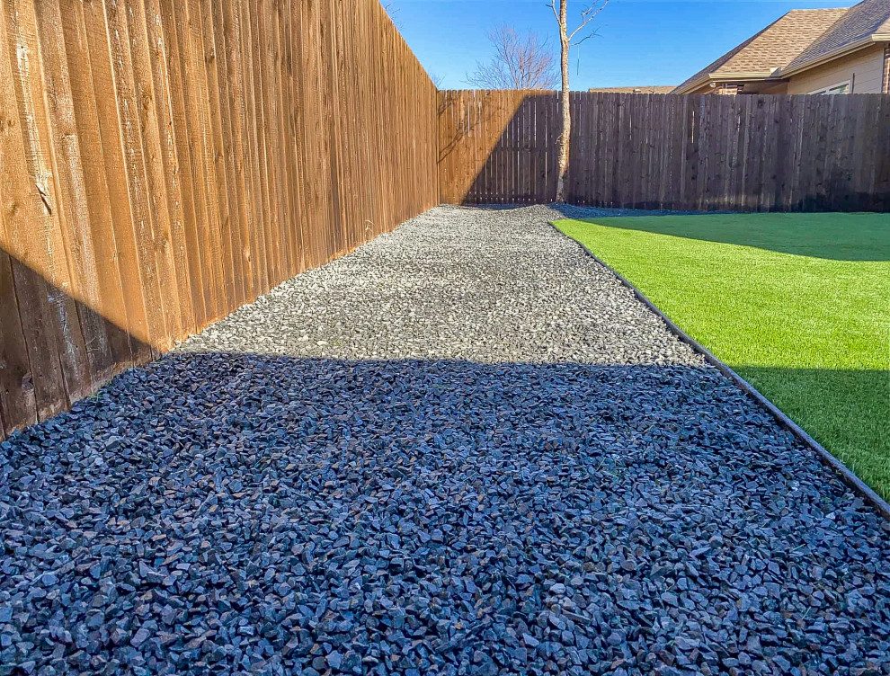 Esempio di un giardino xeriscape minimal esposto in pieno sole di medie dimensioni e dietro casa con ghiaia e recinzione in legno