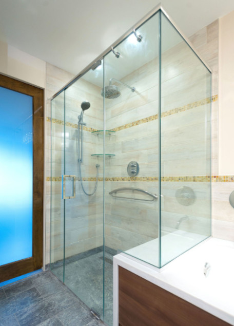 Photo of a mid-sized contemporary master bathroom in Toronto with an undermount tub, a corner shower, beige tile, porcelain tile, beige walls, slate floors, grey floor and a hinged shower door.