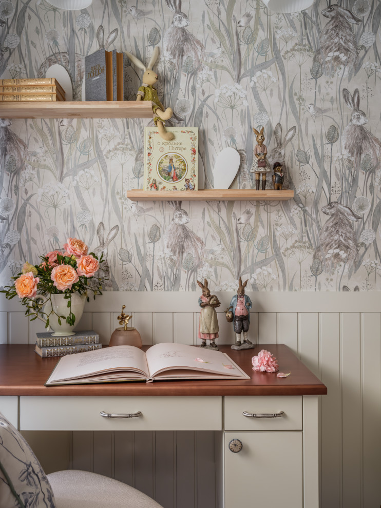 Aménagement d'une grande chambre de fille de 4 à 10 ans classique avec un bureau, un mur beige, un sol en bois brun, un sol marron, poutres apparentes et du papier peint.