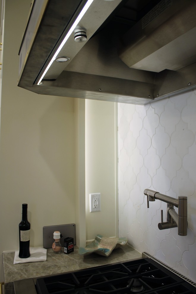 Kitchen - transitional kitchen idea