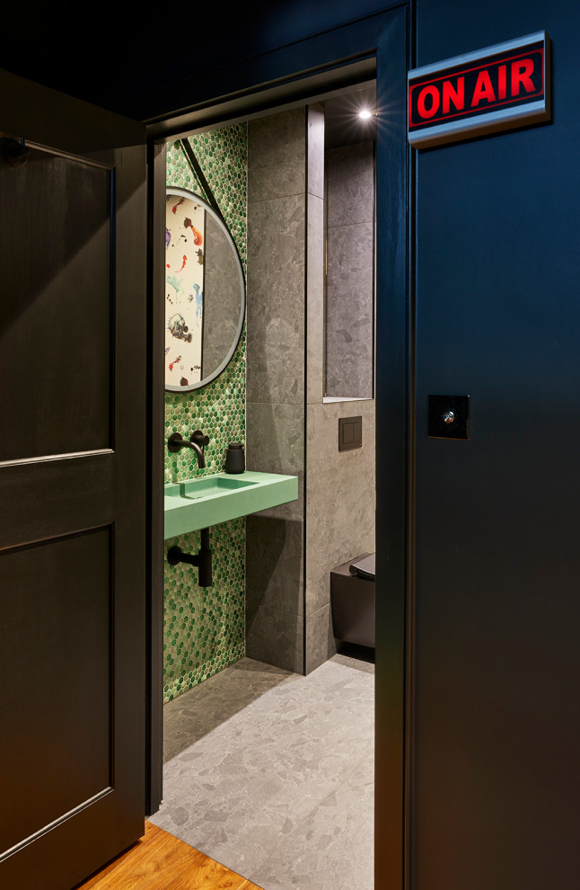 Idee per un bagno di servizio design con WC monopezzo, piastrelle verdi, piastrelle in metallo, pareti grigie, pavimento in gres porcellanato, lavabo sospeso, top in cemento, pavimento grigio, top verde e carta da parati
