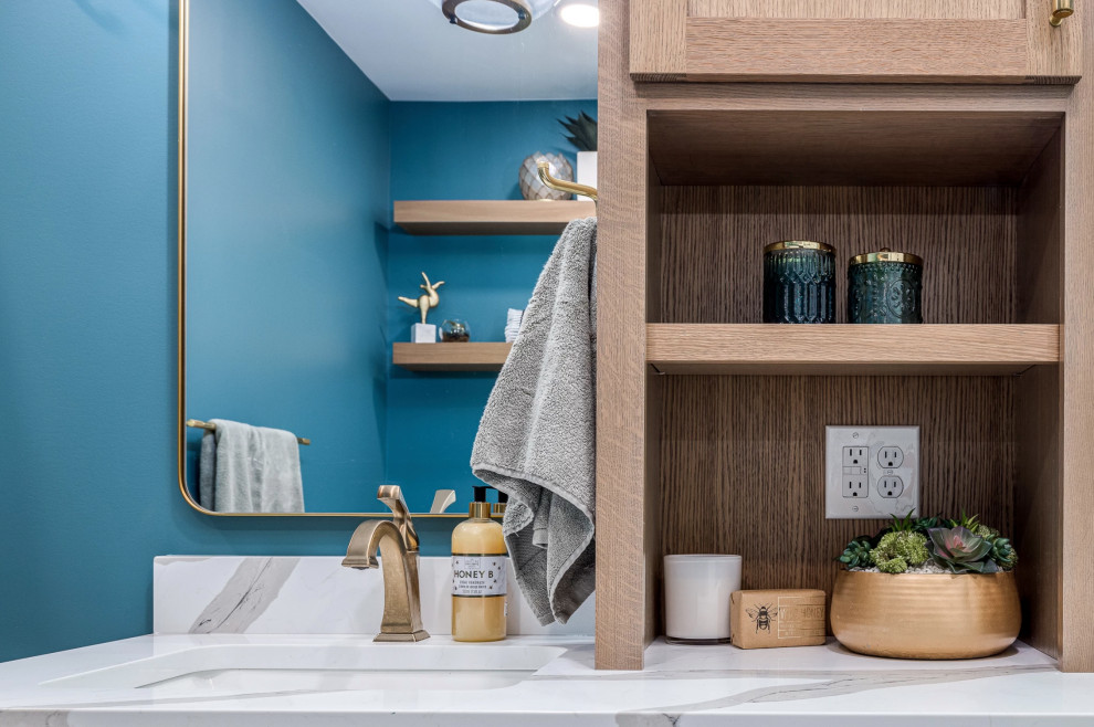 Источник вдохновения для домашнего уюта: большая главная ванная комната в стиле фьюжн с фасадами в стиле шейкер, светлыми деревянными фасадами, отдельно стоящей ванной, угловым душем, унитазом-моноблоком, белой плиткой, керамической плиткой, синими стенами, полом из цементной плитки, накладной раковиной, столешницей из искусственного кварца, разноцветным полом, душем с распашными дверями, белой столешницей, сиденьем для душа, тумбой под две раковины и встроенной тумбой