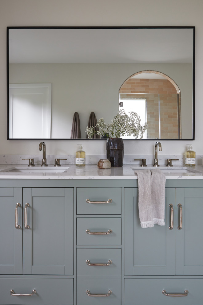 На фото: главная ванная комната среднего размера в стиле шебби-шик с синими фасадами, столешницей из кварцита и тумбой под две раковины с