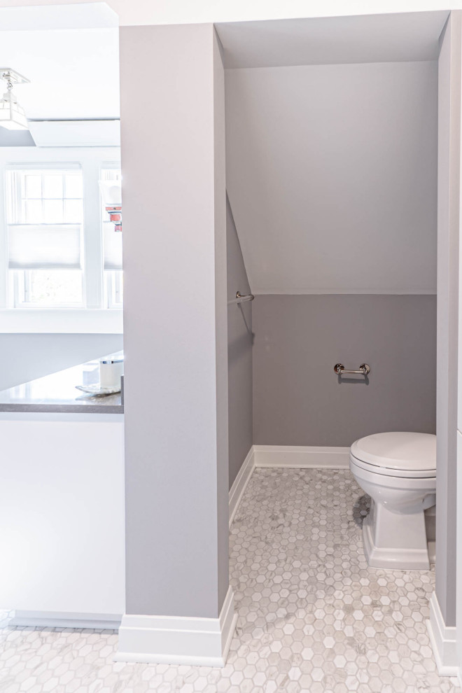 Exemple d'une salle de bain principale chic de taille moyenne avec un placard avec porte à panneau encastré, des portes de placard blanches, une douche d'angle, WC séparés, un carrelage noir et blanc, des carreaux de porcelaine, un mur gris, un lavabo encastré, un plan de toilette en quartz modifié, un sol multicolore, une cabine de douche à porte battante, un plan de toilette gris, des toilettes cachées, meuble simple vasque et meuble-lavabo encastré.