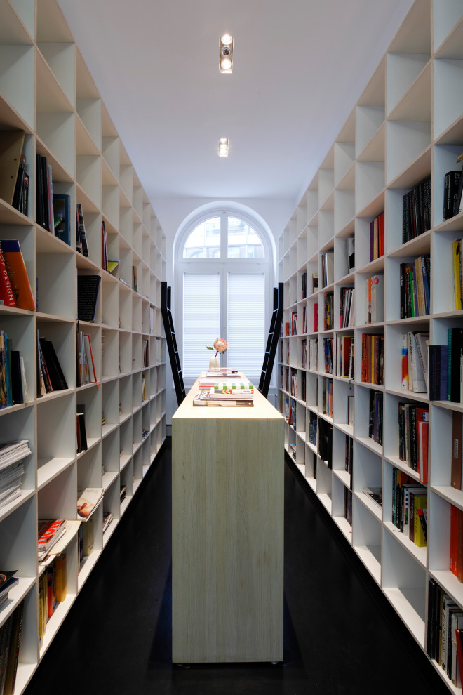 Große Moderne Bibliothek mit weißer Wandfarbe, Linoleum, schwarzem Boden, eingelassener Decke und Tapetenwänden in Hamburg