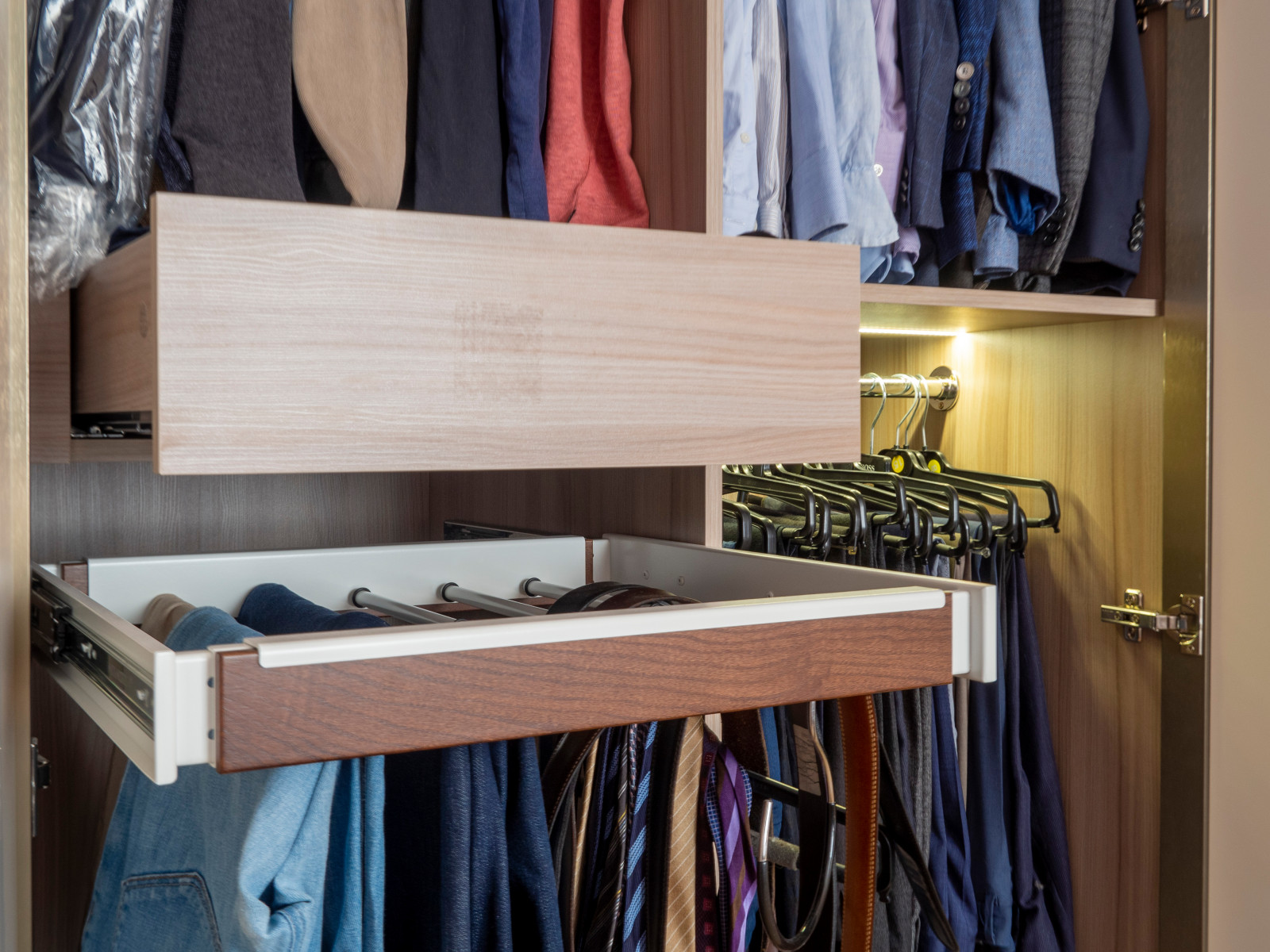 Стильный шкаф в спальню