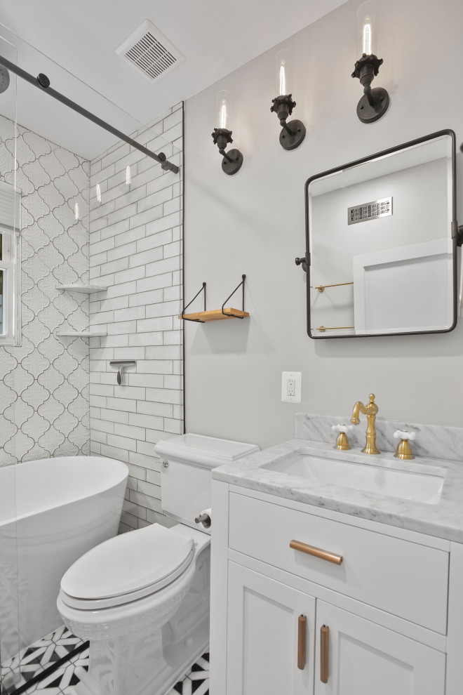 Idéer för ett litet 50 tals grå en-suite badrum, med släta luckor, vita skåp, ett fristående badkar, en dusch/badkar-kombination, en toalettstol med hel cisternkåpa, vit kakel, keramikplattor, grå väggar, mellanmörkt trägolv, ett nedsänkt handfat, bänkskiva i kvarts, brunt golv och dusch med skjutdörr