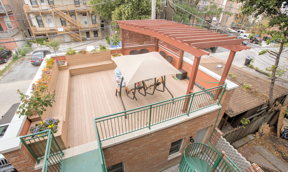 Deck container garden - mid-sized transitional rooftop deck container garden idea in Chicago with no cover